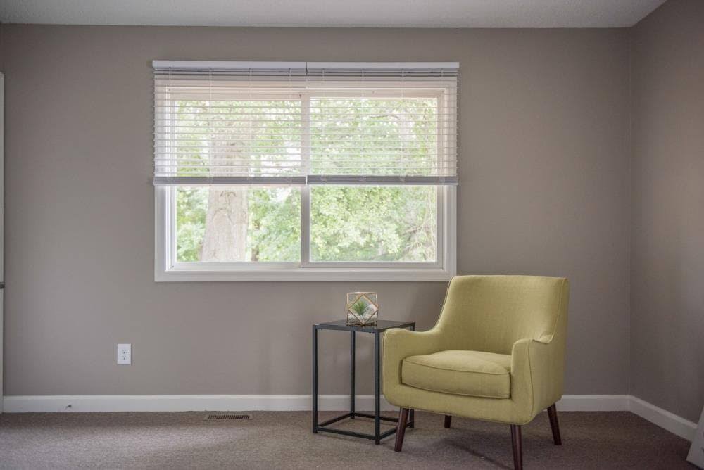 Cordless Soft White Faux Wood Room Darkening Blinds Y552566